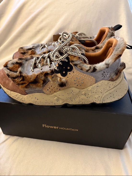 NWT Flower Mountain KOTETSU SUEDE ECO-FUR IN GREY & LIGHT BROWN - Picture 11 of 14